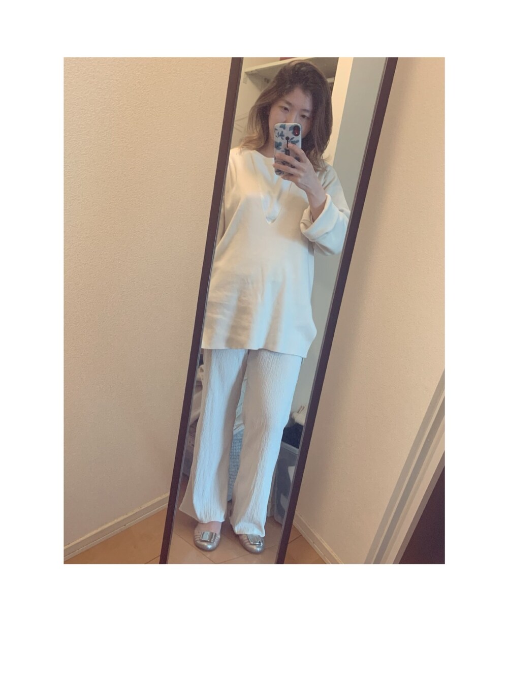 「休日スタイル、カジュアルコーデ、オトナ女子、春カラー、ニット、パンツ、TODAYFUL、フラットシューズ、フェラガモ、シンプルコーデ」｜「TODAYFULのウォッシュドVネックニット（ニット/セーター、ホワイト系）」を使った、yukacocoさん（レディース・160cm）の春コーディネートの1枚目の写真