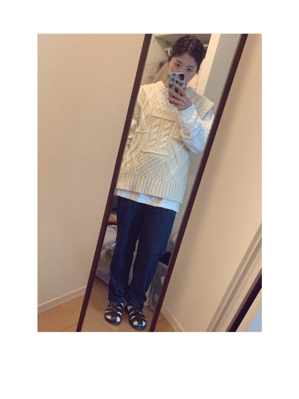 「休日スタイル、カジュアルコーデ、オトナ女子、ベスト、ロンT、サンダル、TODAYFUL、パンツ、ユニクロ」｜「TODAYFULのTODAYFUL(トゥデイフル) "Heart Long T-Shirts"ハートロングTシャツ／12010603（Tシャツ/カットソー、ホワイト系）」を使った、yukacocoさん（レディース・160cm）の春コーディネートの1枚目の写真