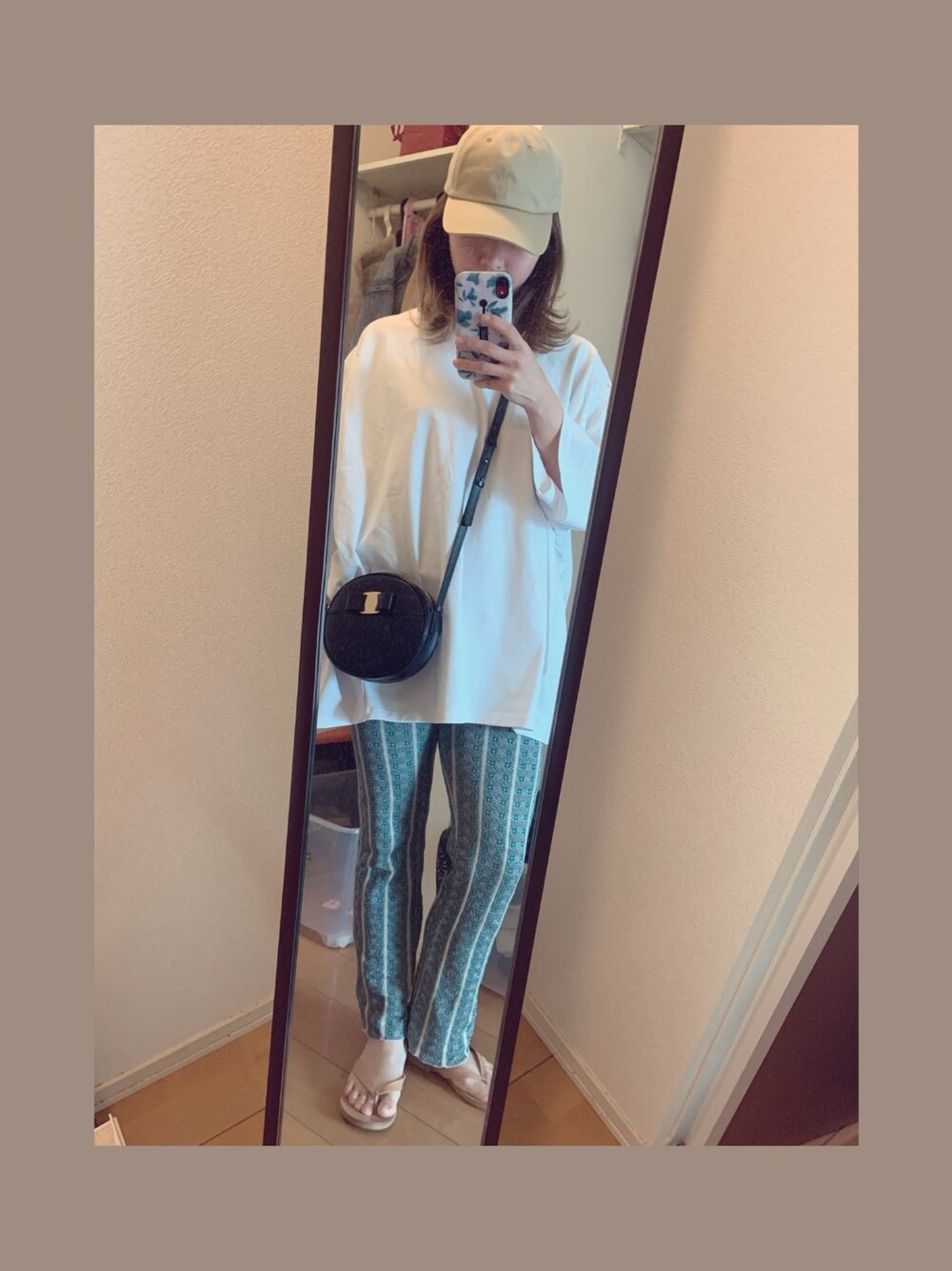 「大人カジュアル、初夏コーデ、パンツスタイル、ショルダーバッグ、きれいめカジュアル、Tシャツ、レギンス、TODAYFUL、フェラガモ」｜「TODAYFULのタックオーバーTシャツ（Tシャツ/カットソー、ホワイト系）」を使った、yukacocoさん（レディース・160cm）の春コーディネートの1枚目の写真