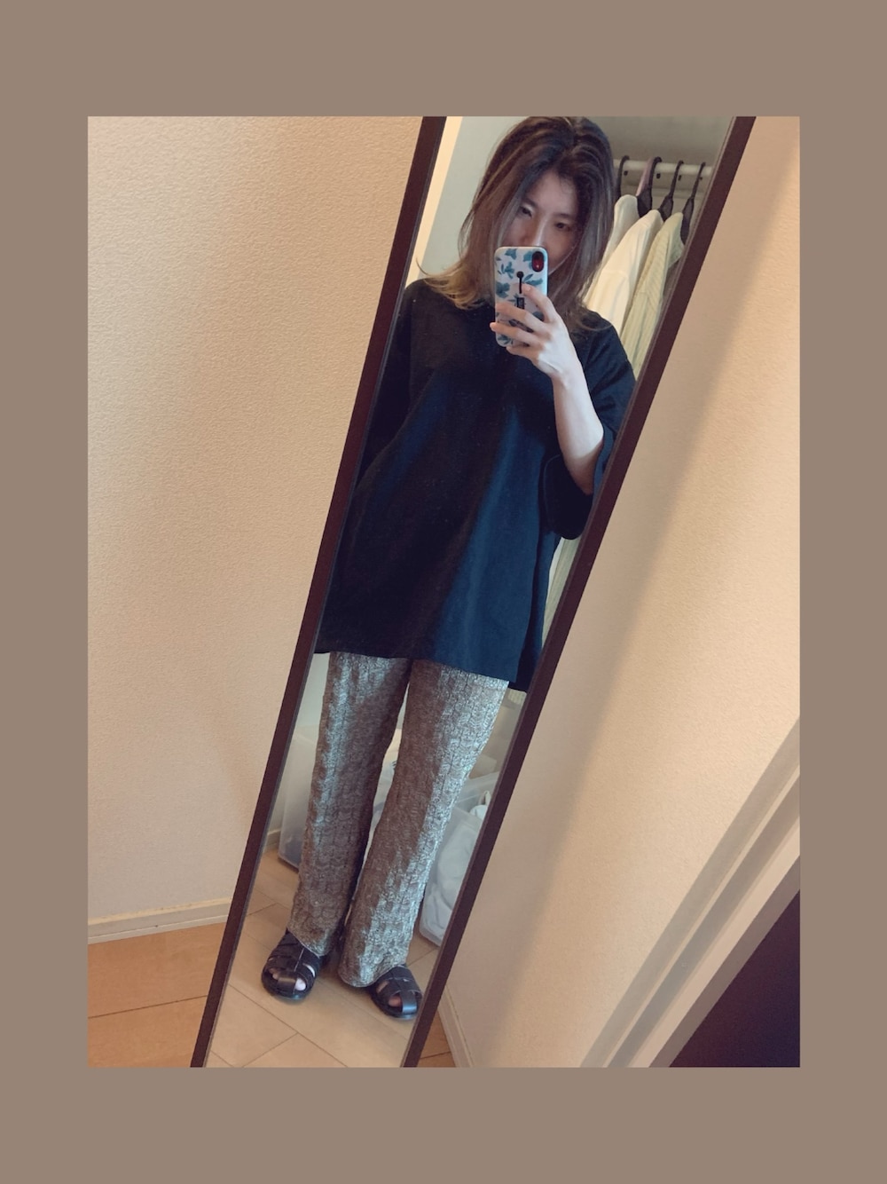 「大人カジュアル、パンツスタイル、きれいめカジュアル、Tシャツ、レースレギンス、サンダル、TODAYFUL、ラクチンコーデ」｜「TODAYFULのレースニットレギンス（その他パンツ、イエロー系）」を使った、yukacocoさん（レディース・160cm）の春コーディネートの1枚目の写真