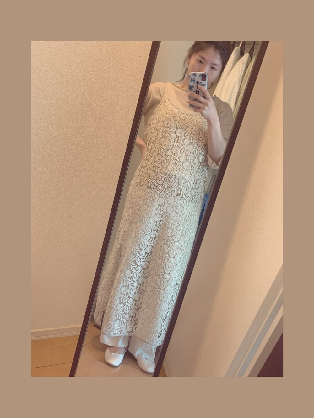 「大人カジュアル、ベージュ、きれいめカジュアル、ガーリー、シアートップス、レースワンピース、フラットシューズ、amiur、TODAYFUL」｜「Amiurのsheer pullover（Tシャツ/カットソー、ベージュ系）」を使った、yukacocoさん（レディース・160cm）の春コーディネートの1枚目の写真