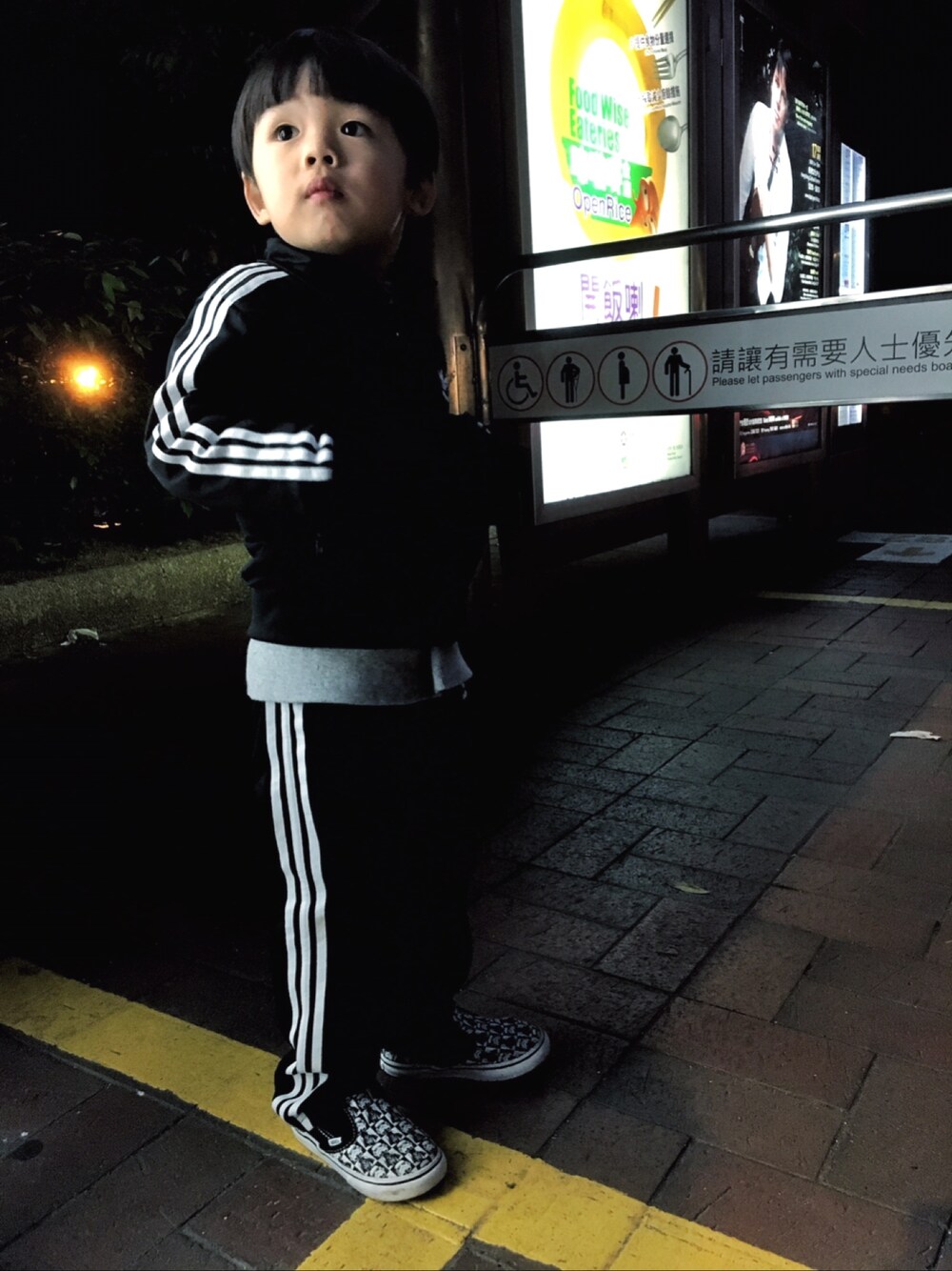 「adidas Originalsのアイテム（カバーオール、ブラック系）」を使った、Ronald Cheungさん（キッズ・120cm）の春コーディネートの1枚目の写真