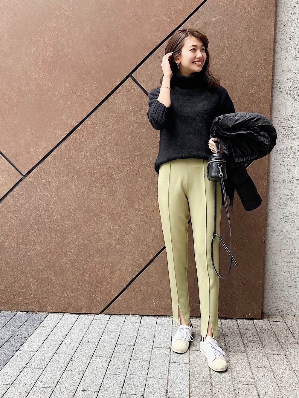 「basementonline、スラックス、フロントスリット、パンツスタイル、春コーデ、モンクレール、UNIQLO、カジュアルコーデ、オトナ女子、楽チンコーデ」｜「BASEMENT onlineのフロントスリットパンツ（その他パンツ、グリーン系）」を使った、Asamiさん（レディース・164cm）の冬コーディネートの1枚目の写真