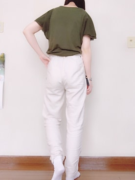 「カーキ×ホワイト」｜「アイテム（Tシャツ/カットソー）」を使った、Ⓜ︎🐿️ena.さん（レディース・157cm）の夏コーディネート