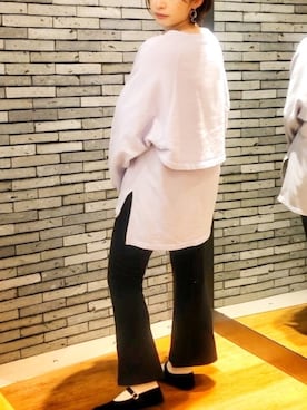 「パープル×黒」｜「アイテム（スウェット）」を使った、なるせさん（レディース・163cm）の春コーディネート