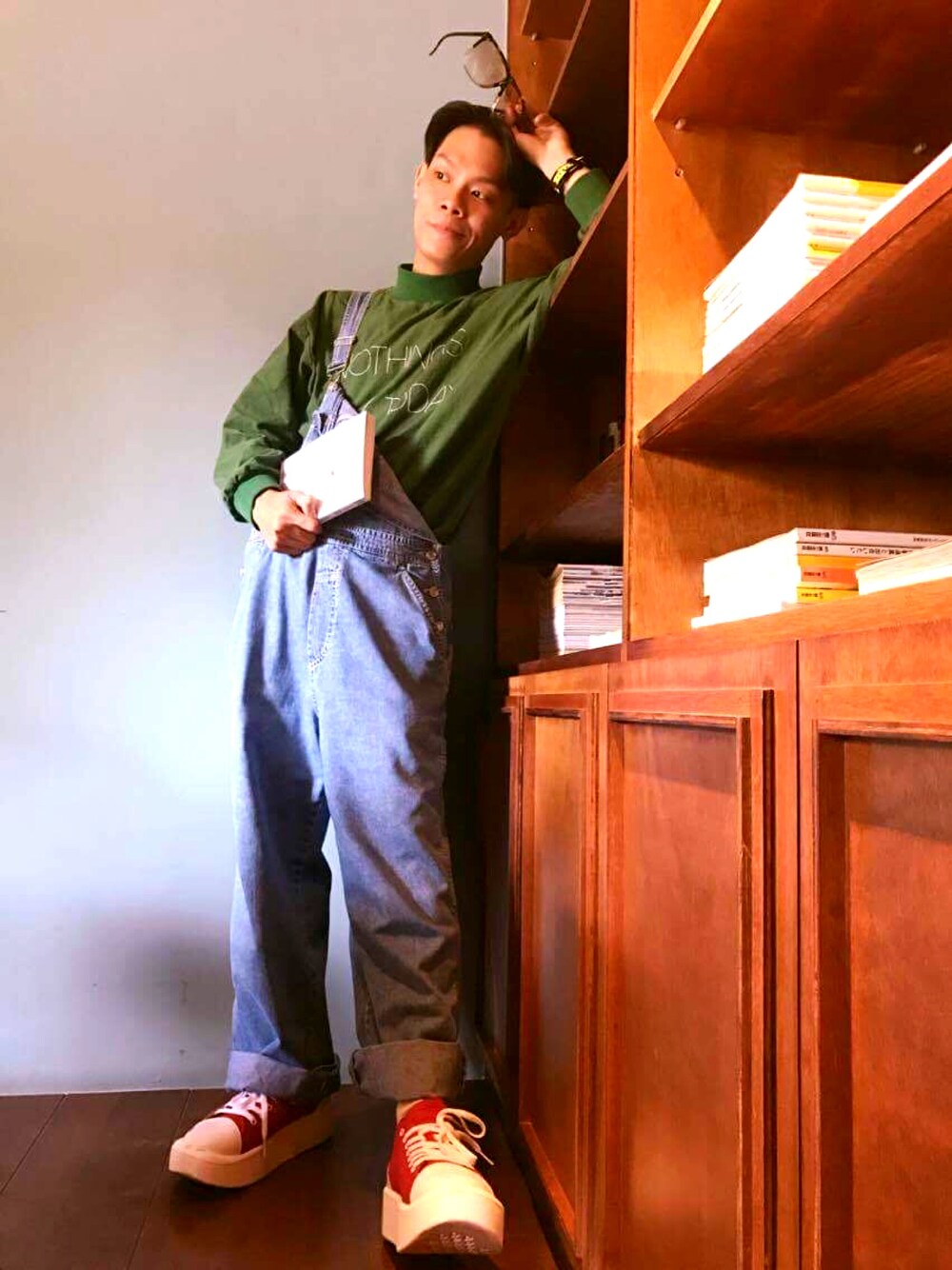 「河映咖啡」｜「GAPのアイテム（チノパンツ、ブルー系）」を使った、五右衛門さん（メンズ・166cm）の冬コーディネートの1枚目の写真