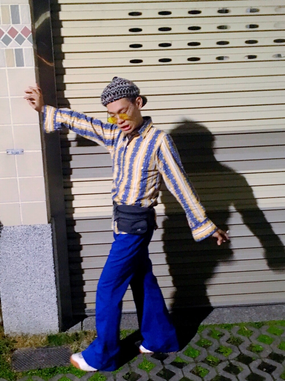 「VINTAGEのアイテム（シャツ/ブラウス、ベージュ系）」を使った、五右衛門さん（メンズ・166cm）の春コーディネートの1枚目の写真