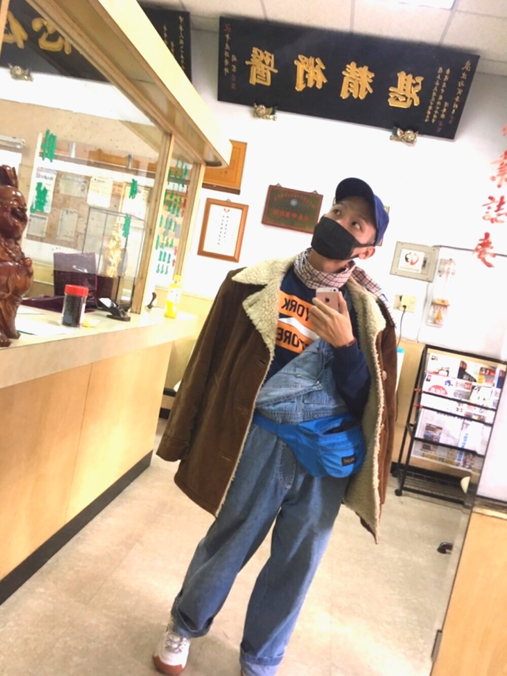 「VINTAGEのアイテム（ムートンコート、ブラウン系）」を使った、五右衛門さん（メンズ・166cm）の春コーディネートの1枚目の写真