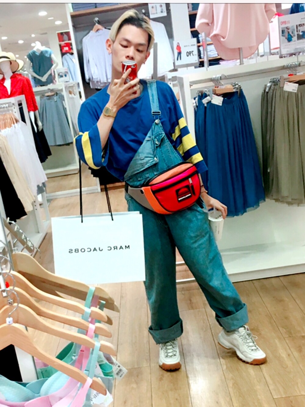 「MARC JACOBSのアイテム（ボディバッグ/ウエストポーチ、その他）」を使った、五右衛門さん（メンズ・166cm）の春コーディネートの1枚目の写真