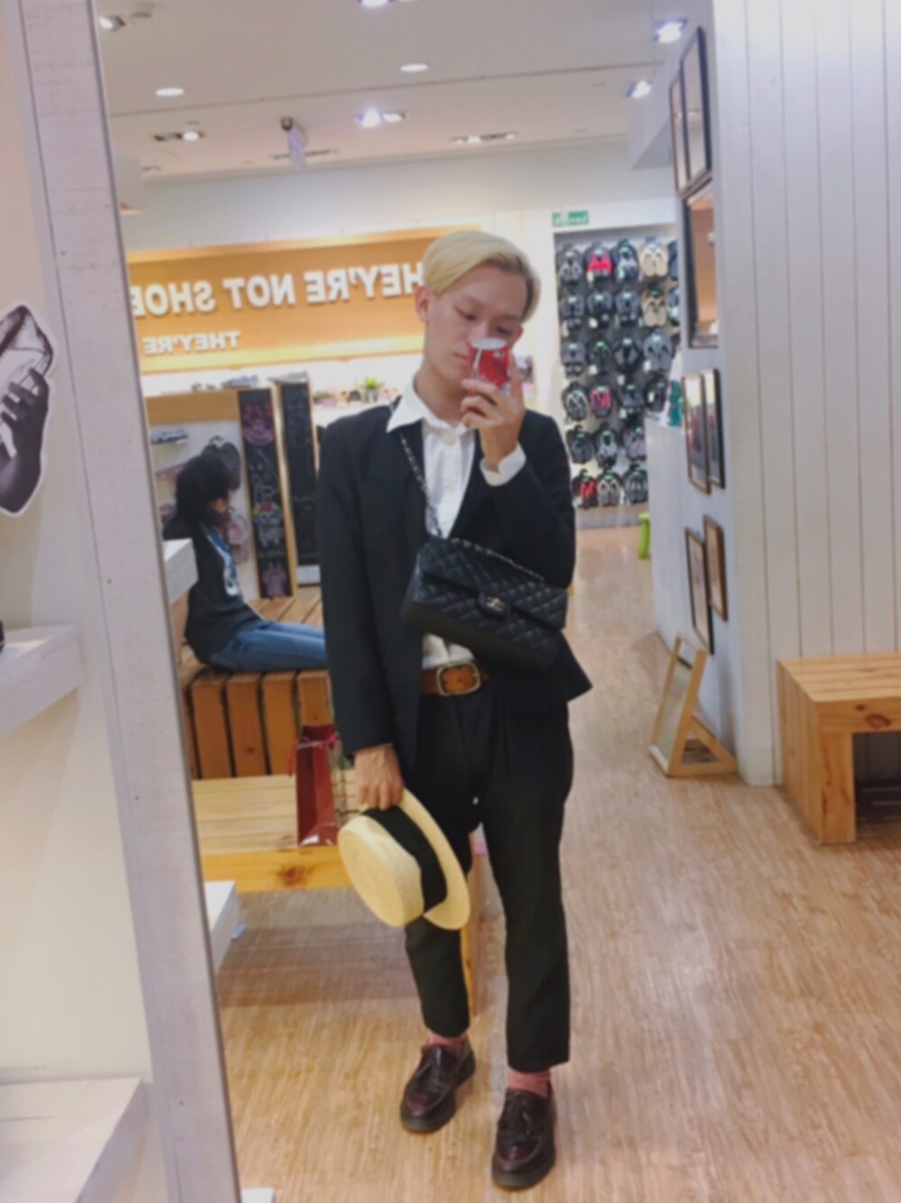 「UNIQLOのアイテム（テーラードジャケット、ブラック系）」を使った、五右衛門さん（メンズ・166cm）の春コーディネートの1枚目の写真