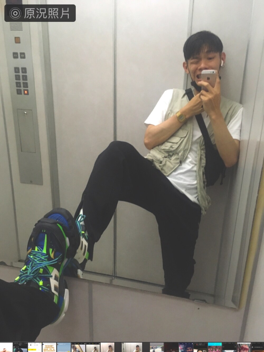 「BALENCIAGAのアイテム（スニーカー、ブルー系）」を使った、五右衛門さん（メンズ・166cm）の秋コーディネートの1枚目の写真