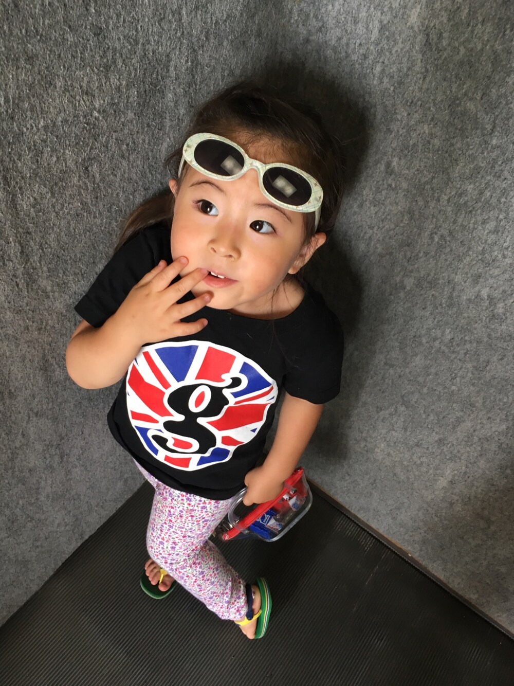 「GOODENOUGH、havaianas、UNIQLO、LIBERTY」｜「GOODENOUGHのアイテム（Tシャツ/カットソー、ブラック系）」を使った、きすけさん（キッズ・100cm）の夏コーディネートの1枚目の写真