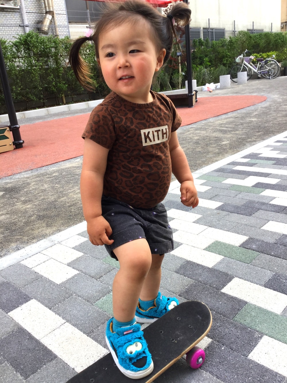 「kith、PUMA、セサミストリート、クッキーモンスター、腹、kithkidset、kithnyc」｜「KITHのアイテム（つなぎ/オールインワン、ブラウン系）」を使った、きすけさん（キッズ・80cm）の夏コーディネートの1枚目の写真