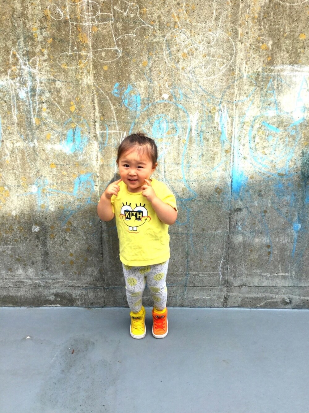 「kithnyc、kithkidset、spongebob、PUMA、Sesame Street、GAP、disney、tangled、kith」｜「KITHのアイテム（Tシャツ/カットソー、イエロー系）」を使った、きすけさん（キッズ・80cm）の夏コーディネートの1枚目の写真