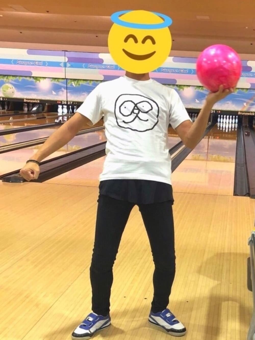 ブラック系のタンクトップ、ブラック系のその他パンツ、ホワイト系のTシャツ/カットソーを着用したメンズの夏コーディネートの1枚目の写真