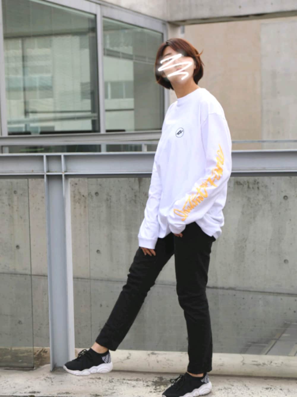 ホワイト系のTシャツ/カットソーを着用したレディースの冬コーディネートの1枚目の写真