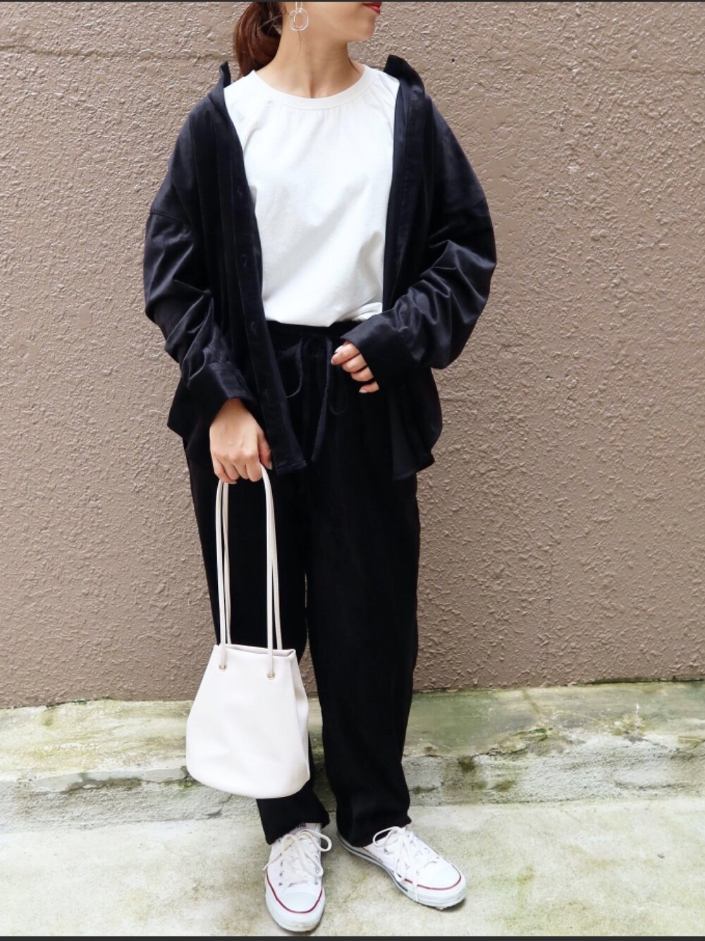 ブラック系のシャツ/ブラウス、ブラック系のその他パンツ、ホワイト系のTシャツ/カットソーを着用したレディースの夏コーディネートの1枚目の写真