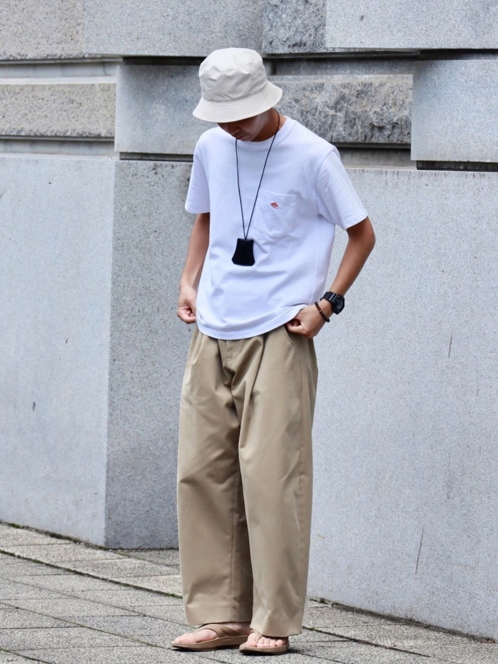 「夏だ！Tシャツ着よう！、ワイドパンツ、チノパン、バケットハット、夏コーデ、淡い色コーデ、リラックススタイル、ビッグシルエット、オーバーサイズ、大人カジュアル」｜「KIJIMA TAKAYUKIのKIJIMA TAKAYUKI×DOORS　別注ベンタイルバケットハット（ハット、ホワイト系）」を使った、なかそにーさん（メンズ・175cm）の夏コーディネートの1枚目の写真