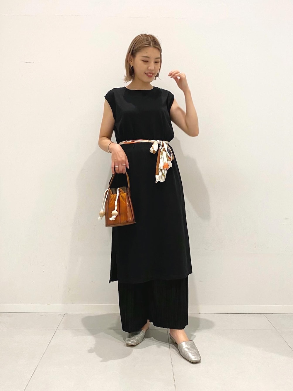 「ワンピース、プリーツ、レイヤードスタイル、ブラック、シルバー、サンダル、プリーツパンツ、オールブラック」｜「SENSE OF PLACE by URBAN RESEARCHのプリーツパンツセットワンピース（ワンピース、ブラック系）」を使った、kaedeさん（レディース・160cm）の夏コーディネートの1枚目の写真