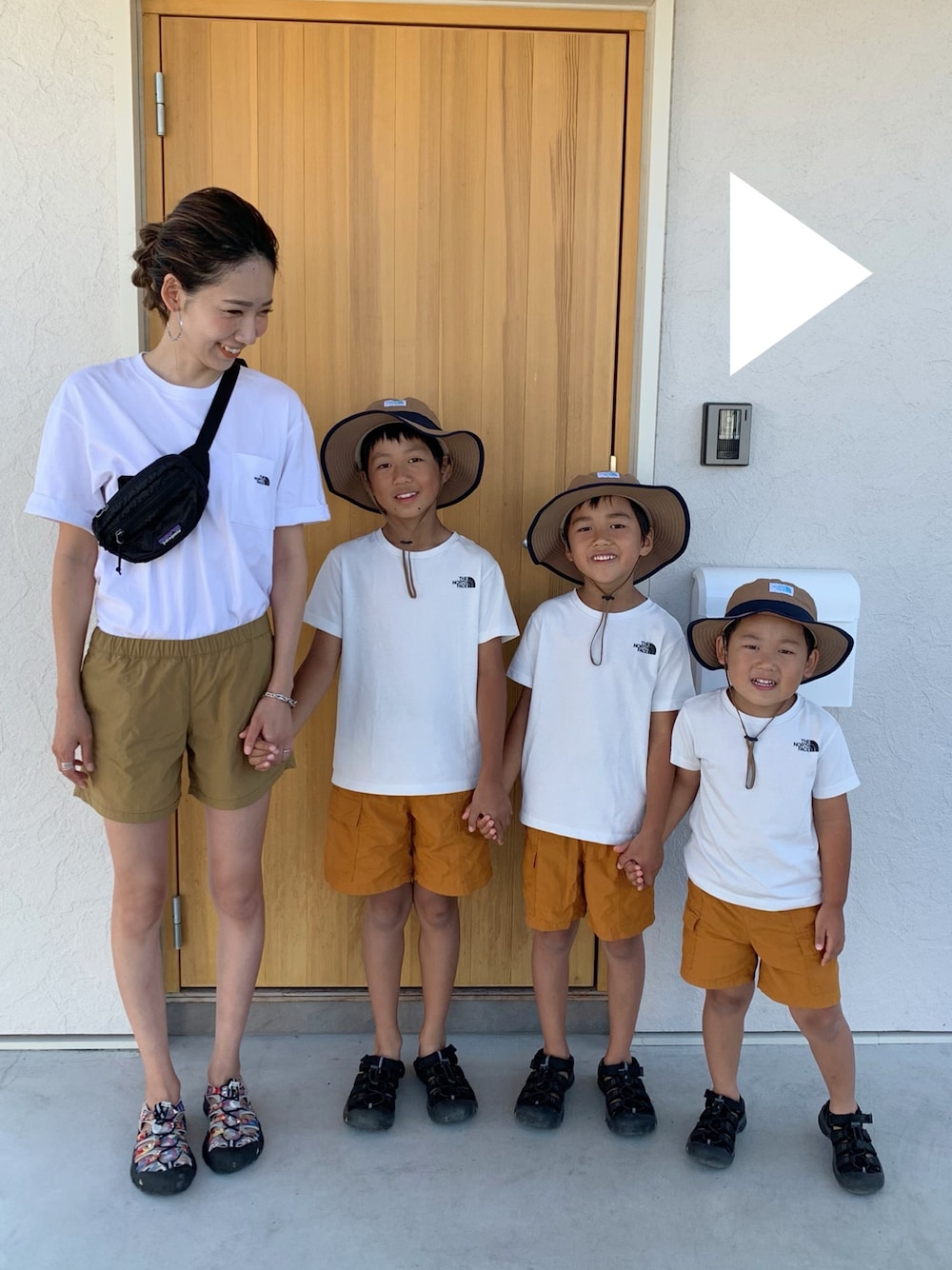 「THE NORTH FACE、シンプル、男の子、ママコーデ、親子コーデ、3BOYS、応援コーデ」｜「THE NORTH FACEのTHE NORTH FACE S/S SQUARE LOGO TEE（Tシャツ/カットソー、ホワイト系）」を使った、saoriさん（キッズ・171cm）の夏コーディネートの1枚目の写真