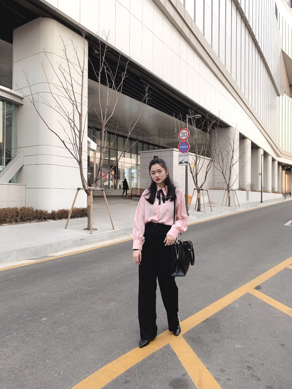 「홍대、한국、日常、日常着、生活感、韓國、弘大、街拍、ootd、TODAYSLOOK」｜「dongdaemunのアイテム（シャツ/ブラウス、ピンク系）」を使った、海瑟🇹🇼헤더🇰🇷Heatherさん（レディース・159cm）の冬コーディネートの1枚目の写真