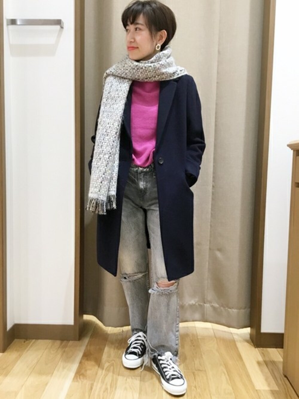 「コンバース、ストール、チェスターコート、デニムパンツ、SHIPS for women」｜「SHIPSのチェスターコート◆（チェスターコート、ブルー系）」を使った、窪田さん（レディース・154cm）の秋コーディネートの1枚目の写真