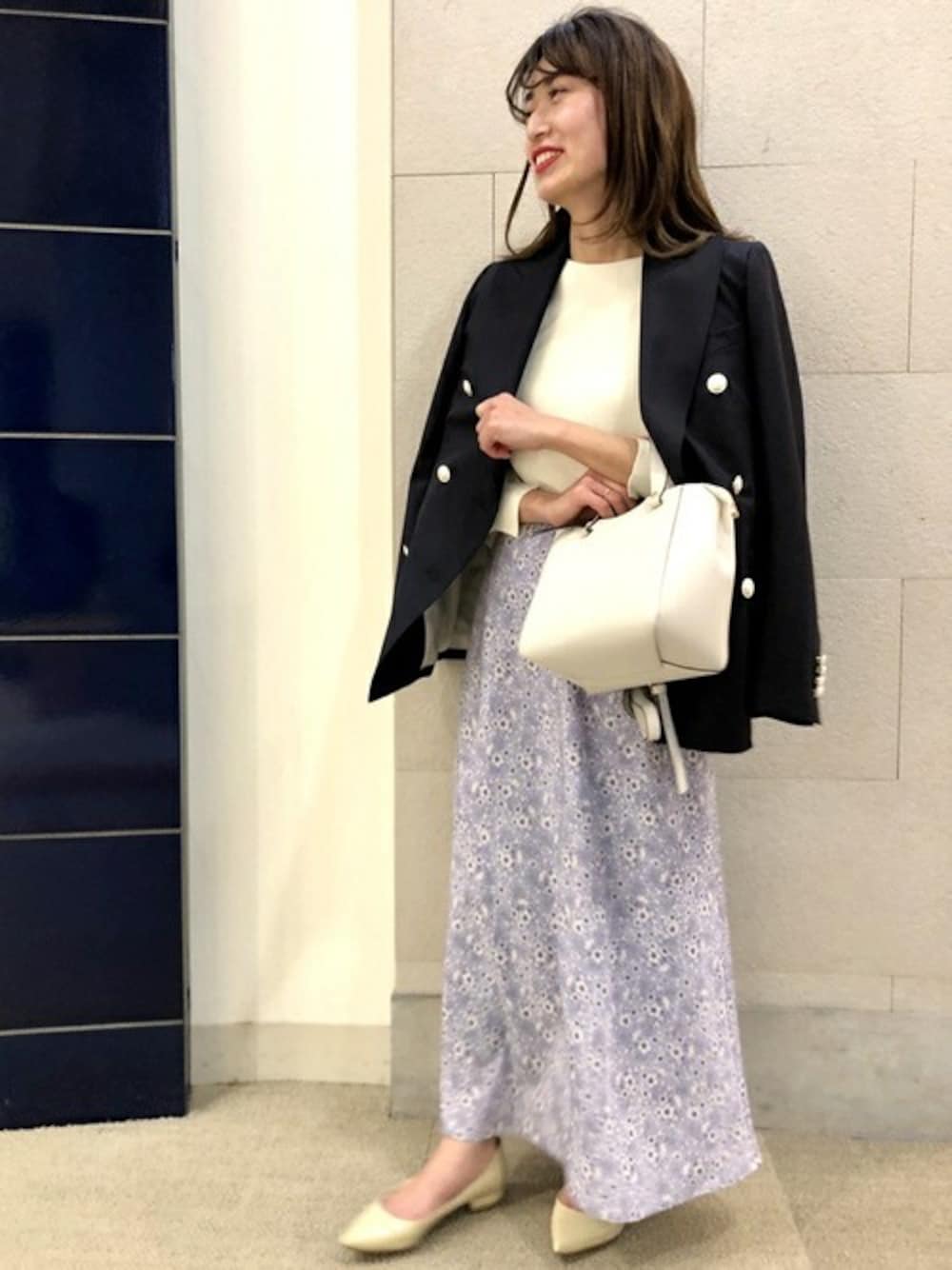 「ニット、ジャケット、トートバッグ、スカート、バッグ、ロングスカート、SHIPS、ジャケットスタイル、春コーデ、SHIPS for women」｜「SHIPSのCAROL J.:スクエアーミニトート（トートバッグ、ホワイト系）」を使った、窪田さん（レディース・154cm）の冬コーディネートの1枚目の写真