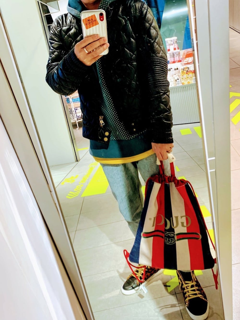 「ビッグシルエット、ダウンジャケット、パーカー、GUCCI、ナップサック、MONCLER、RIMOWA、BVLGARI、Louis Leeman、guccy」｜「MONCLERのMoncler - キルティング ジャケット - men - ポリアミド - 5（ダウンジャケット/コート、ブラック系）」を使った、Kentarouさん（メンズ・170cm）の冬コーディネートの1枚目の写真