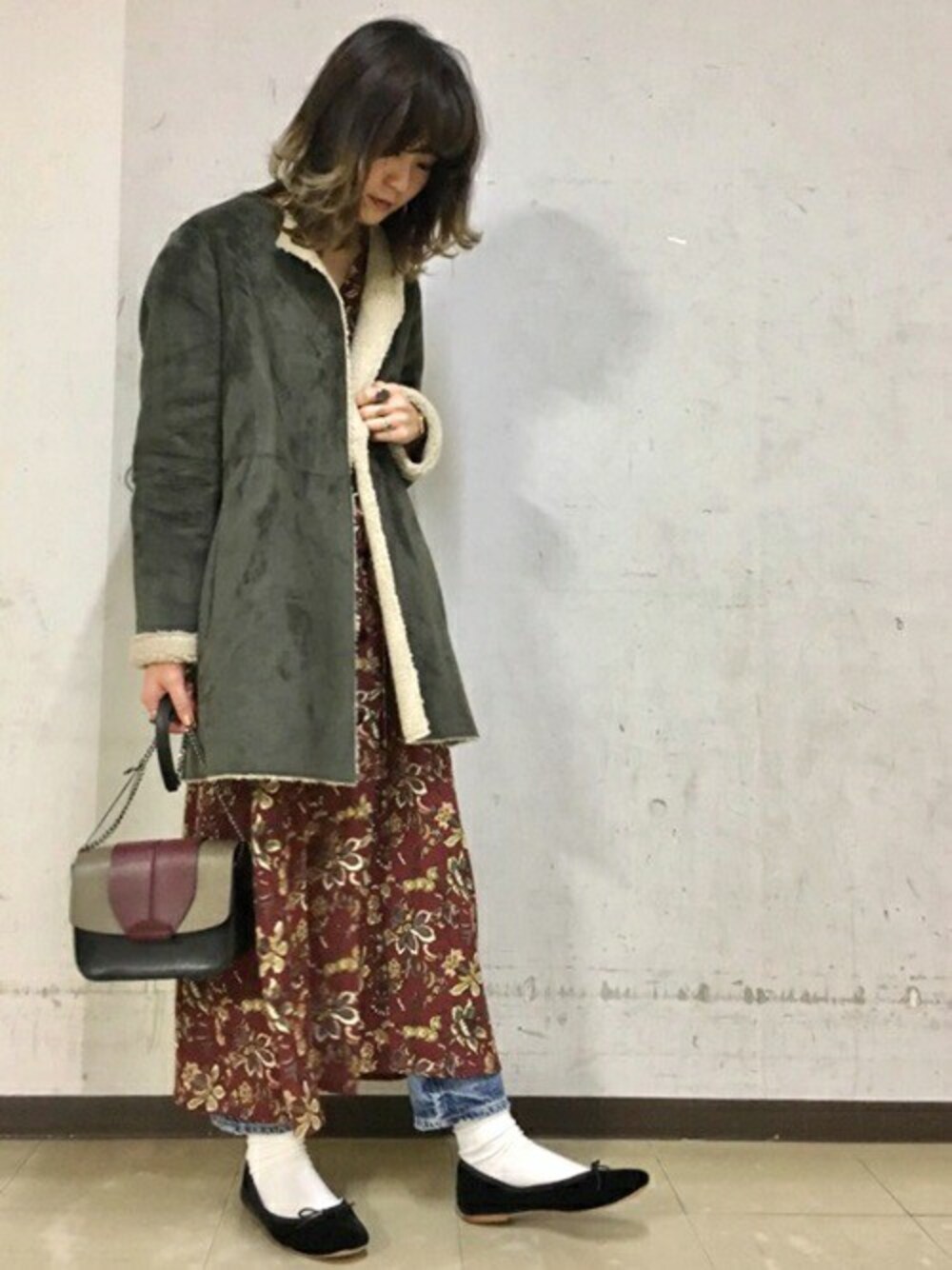 「ノーカラー、レトロ、リバーシブルコート、柄ワンピース、大人かわいい、2wayアイテム、liflattie ships、フェイクムートンコート、着心地抜群、2017AW」｜「liflattie shipsのliflattie ships: フェイク ムートン リバーシブル コート オリーブ ◇（ムートンコート、グリーン系）」を使った、篠崎さん（レディース・162cm）の秋コーディネートの1枚目の写真