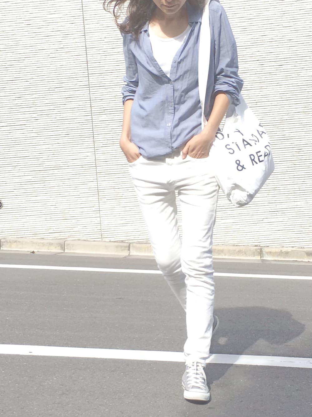 ホワイト系のタンクトップ、ホワイト系のデニムパンツ、ホワイト系のショルダーバッグを着用したレディースの春コーディネートの1枚目の写真