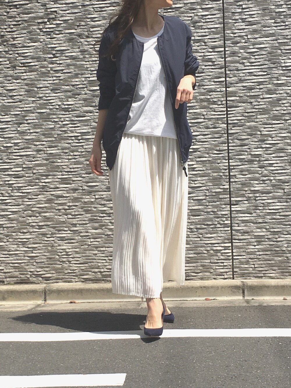 「SandinistaのCollarless Stretch MA-1 / 衿なしMA-1（MA-1、ブルー系）」を使った、mikiさん（レディース・170cm）の春コーディネートの1枚目の写真