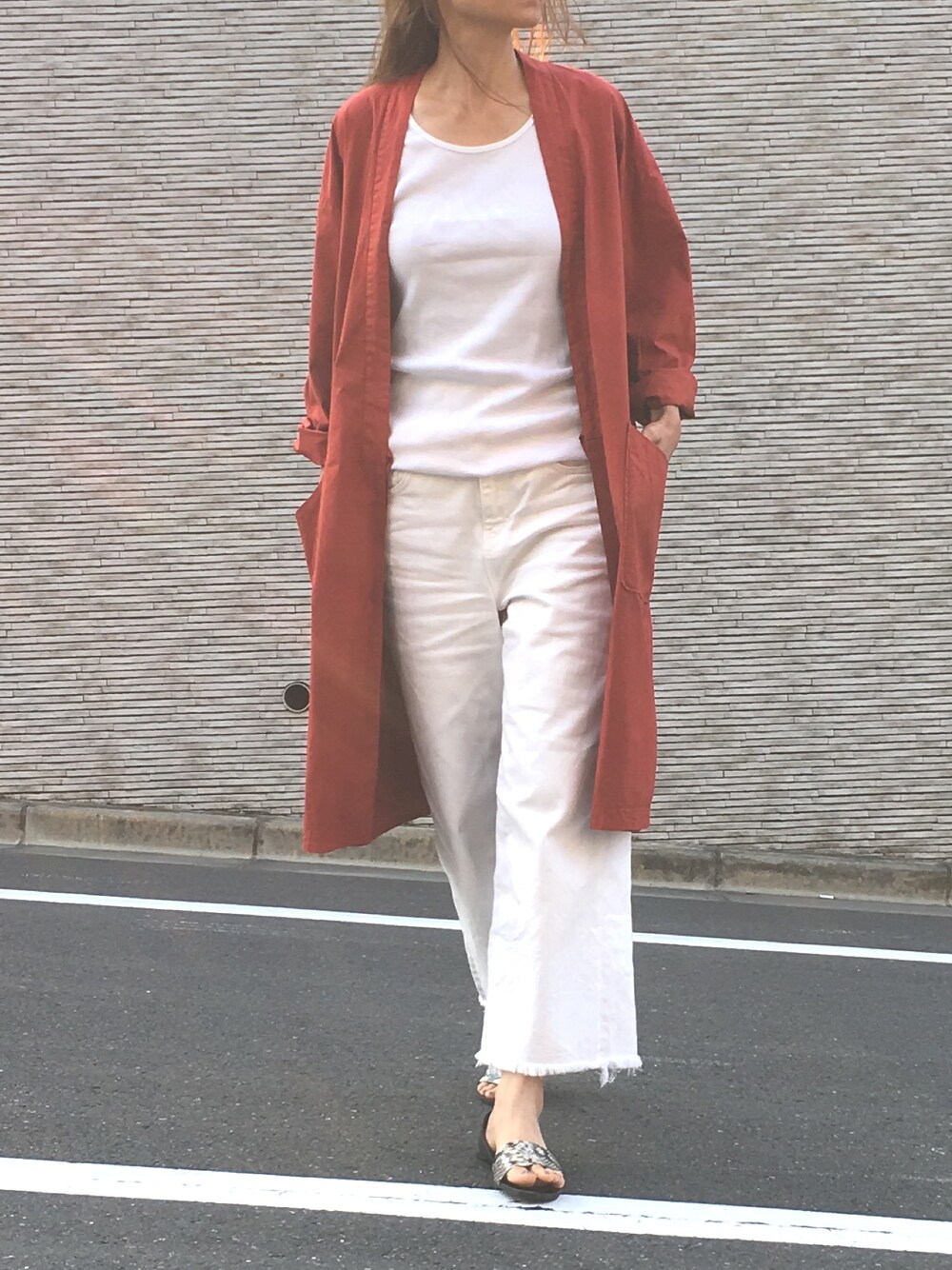 レッド系のその他アウター、ホワイト系のタンクトップ、ホワイト系のその他パンツを着用したレディースの夏コーディネートの1枚目の写真