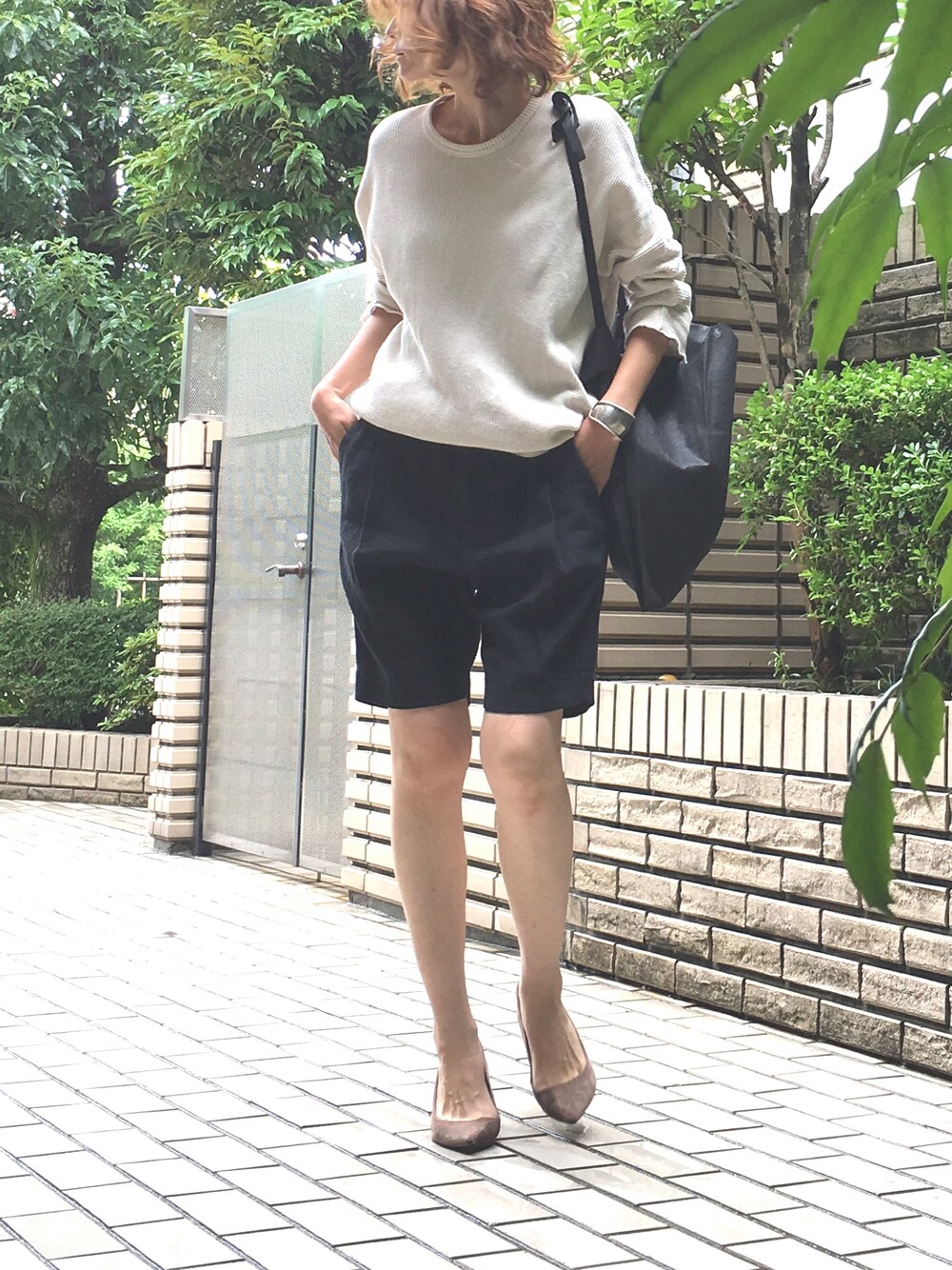 ホワイト系のTシャツ/カットソー、ブラック系のその他パンツ、ブラック系のエコバッグ/サブバッグを着用したレディースの夏コーディネートの1枚目の写真