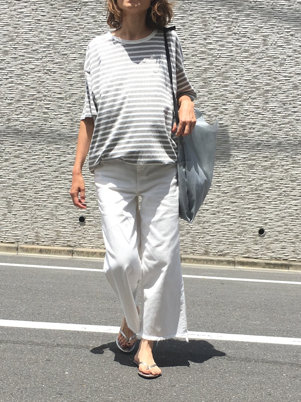 「Sandinista、ボーダー、マーケットバッグ、ホワイト、グレー、シンプルコーデ、ユニセックス」｜「SandinistaのEasy Fit Border Tee / ボーダーTシャツ（Tシャツ/カットソー、グレー系）」を使った、mikiさん（レディース・168cm）の夏コーディネートの1枚目の写真