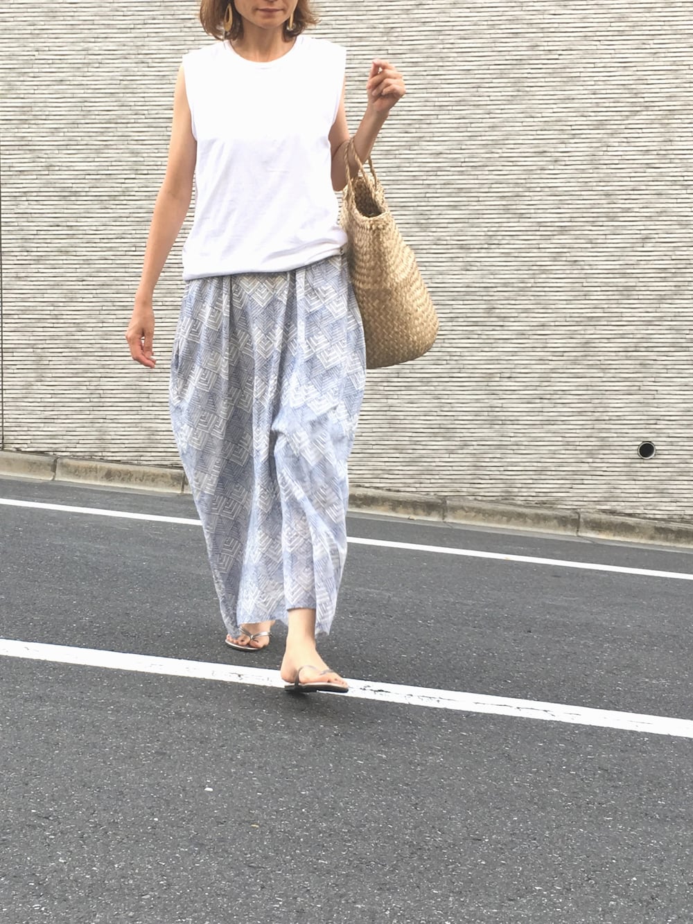「Sandinista、スリーブレス、ホワイト、白Tシャツ、ワンピース、シンプルコーデ、ユニセックス」｜「DAILY STANDARD by SANDINISTAのCadet Sleeveless Tee / スリーブレストップ（タンクトップ、ホワイト系）」を使った、mikiさん（レディース・168cm）の夏コーディネートの1枚目の写真
