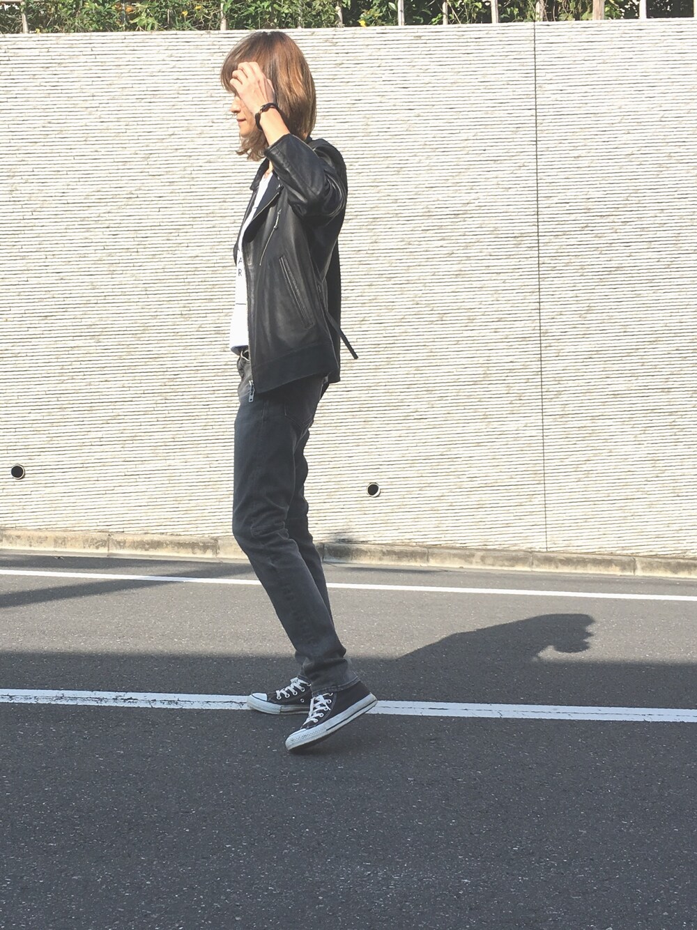 「Sandinista、ライダース、ライダースジャケット、デニム、Tシャツ、レザーブレスレット、ベルト、ブラック」｜「SandinistaのWaldes Zip Riders Jacket / ライダース（ライダースジャケット、ブラック系）」を使った、mikiさん（レディース・168cm）の冬コーディネートの1枚目の写真