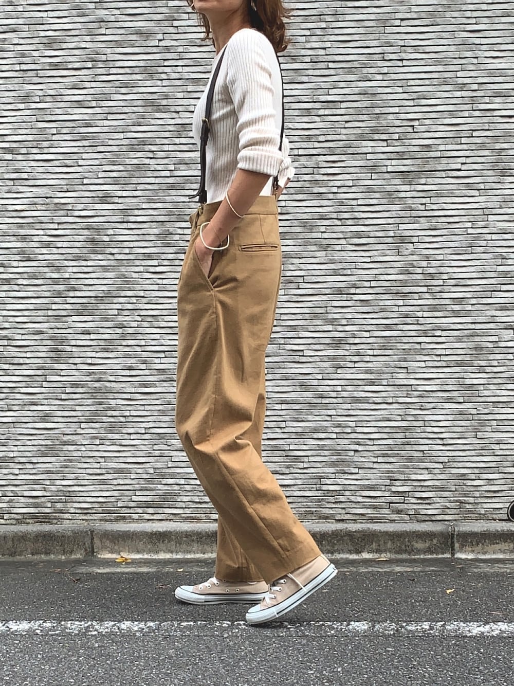 「Sandinista、DAILY STANDARD by SANDINISTA、キャメルパンツ、シンプルコーデ、ユニセックス」｜「SandinistaのClassic Drill Tuck Pants - Wide Tapered / タック入りワイドテーパードパンツ（その他パンツ、イエロー系）」を使った、mikiさん（レディース・168cm）の秋コーディネートの1枚目の写真