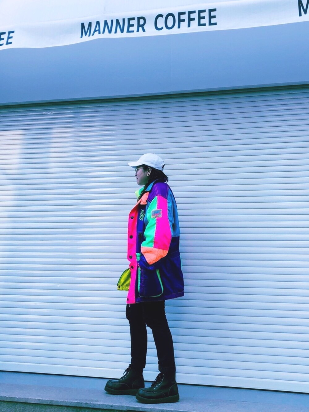 その他のピーコート、ブラック系のデニムパンツを着用したレディースの冬コーディネートの1枚目の写真