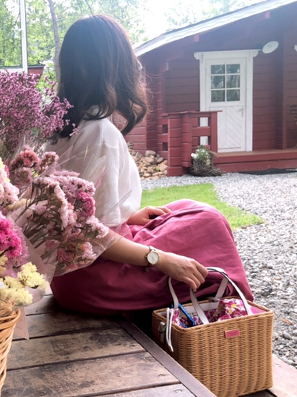 「夏コーデ、シンプルコーデ、ロングスカート、ピンクスカート、ケイト・スペード ニューヨーク(kate spade new york)、おでかけ、映画コーデ、大人カジュアル」｜「GUのアイテム（Tシャツ/カットソー、ホワイト系）」を使った、mさん（レディース・150cm）の夏コーディネートの1枚目の写真