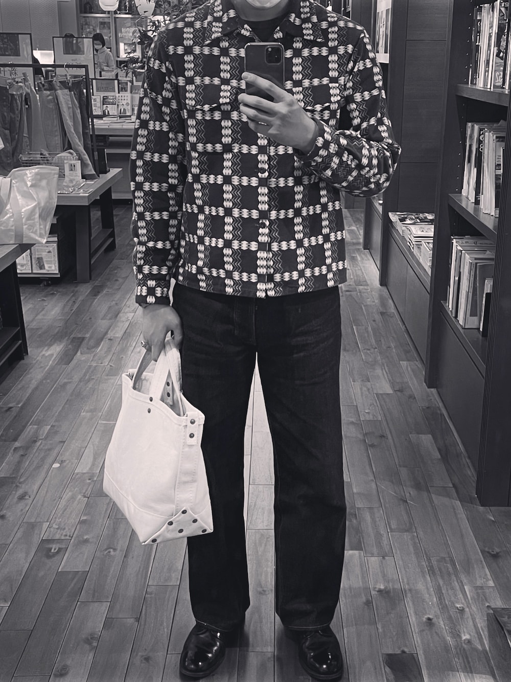「At Last&Coのアイテム（デニムパンツ、ブルー系）」を使った、ryoheiさん（メンズ・181cm）の春コーディネートの1枚目の写真