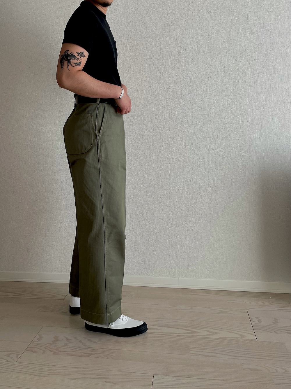 「At Last&Coのアイテム（パンツ、グリーン系）」を使った、ryoheiさん（メンズ・181cm）の春コーディネートの1枚目の写真