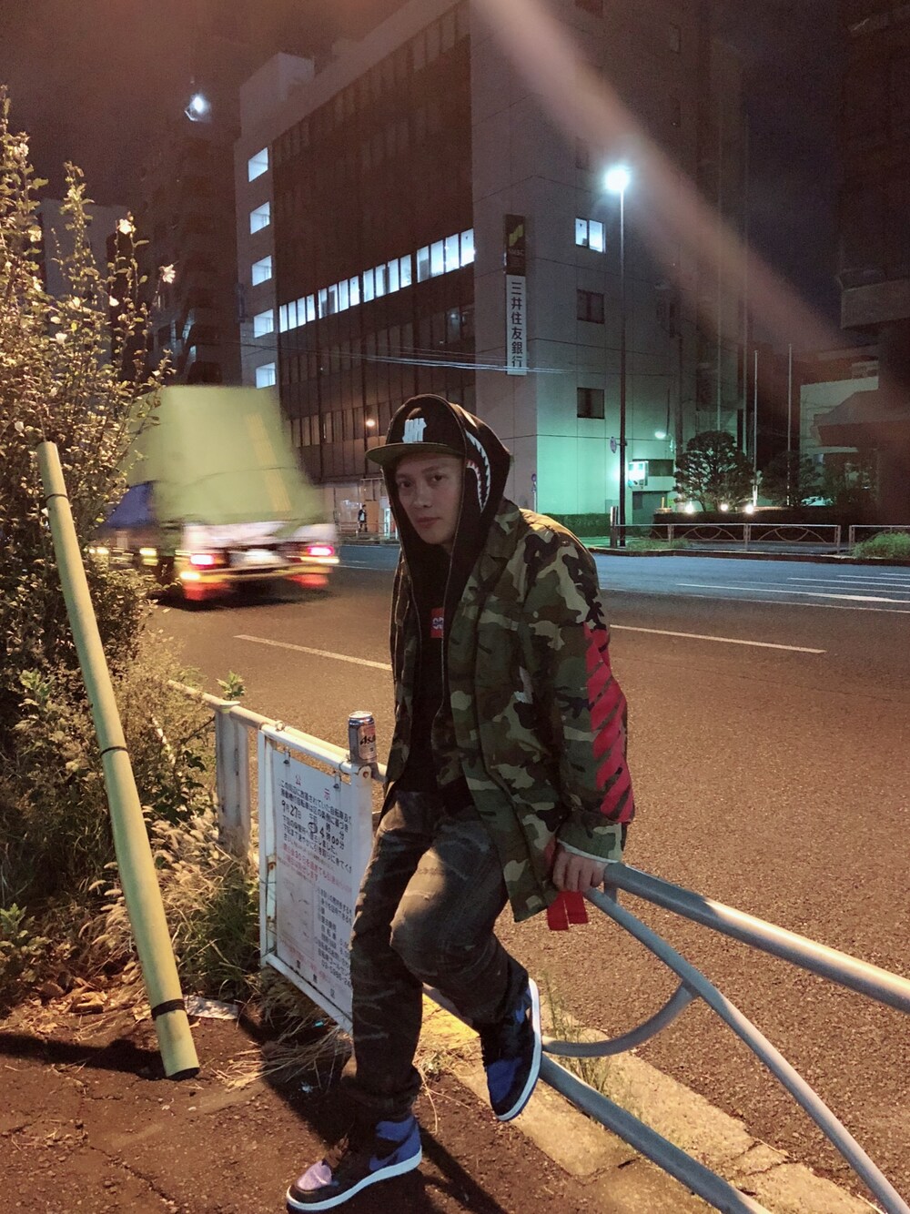 「街頭穿搭、NEIGHBORHOOD」｜「off whiteのアイテム（シャツ/ブラウス、グリーン系）」を使った、ADlLinさん（メンズ・173cm）の秋コーディネートの1枚目の写真