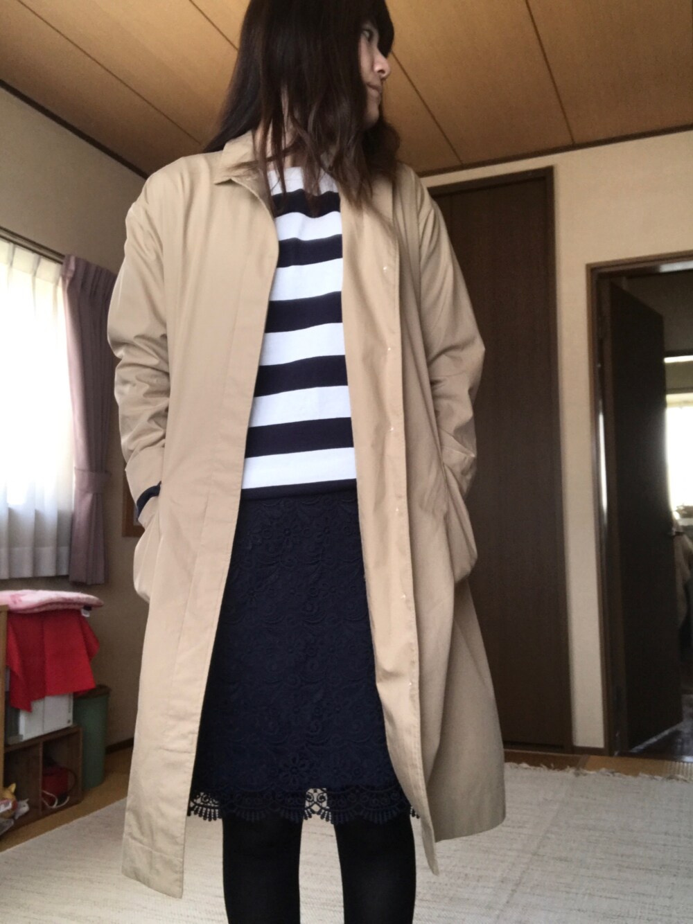 「UNIQLO、無印良品、レーススカート、ボーダー、プチプラ」｜「無印良品のアイテム（チェスターコート、ベージュ系）」を使った、トラさん（レディース・162cm）の春コーディネートの1枚目の写真