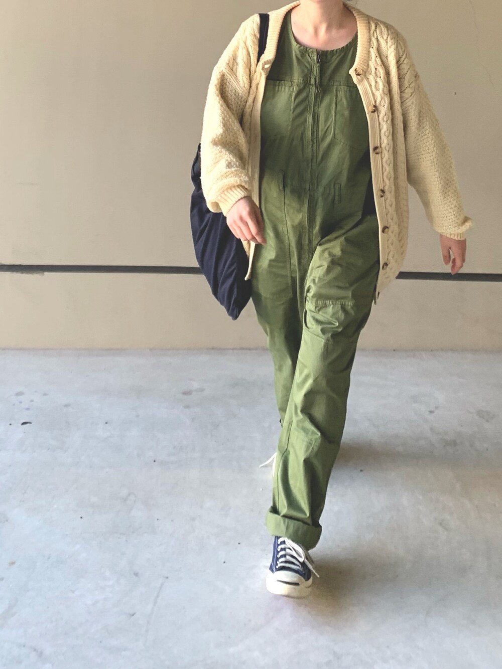 「ジャンプスーツ、つなぎ、ニット、ニットカーディガン、jack purcell、ジャックパーセル、ALEX MILL」｜「MASTER&Coの【MASTER&co./マスターアンドコー】ショルダーバッグ#（ショルダーバッグ、ホワイト系）」を使った、☀︎さん（レディース・159cm）の秋コーディネートの1枚目の写真