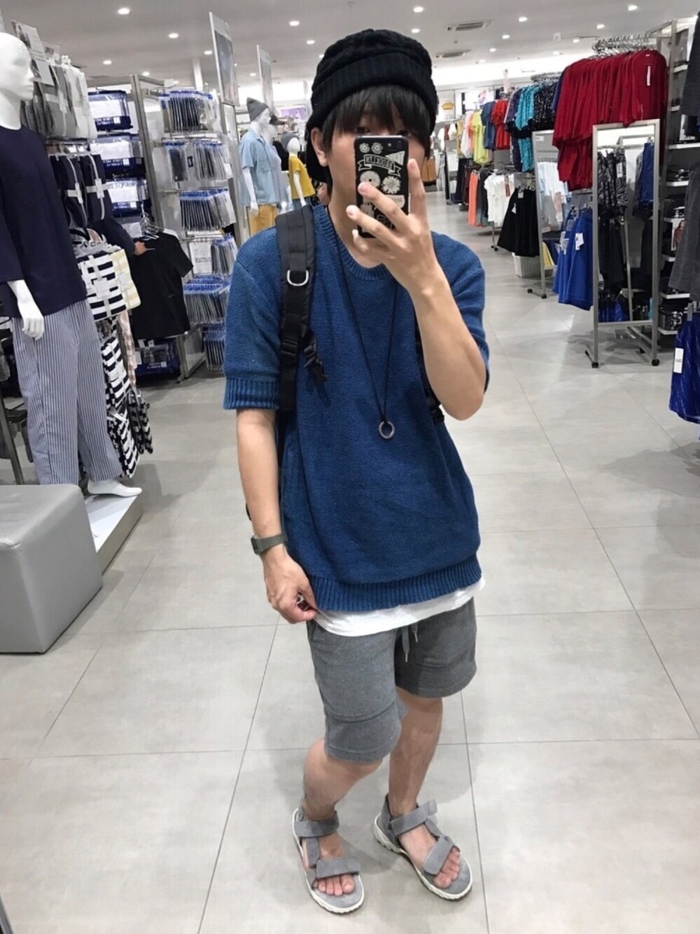 ブルー系のTシャツ/カットソー、グレー系のその他パンツ、グレー系のサンダルを着用したメンズの夏コーディネートの1枚目の写真