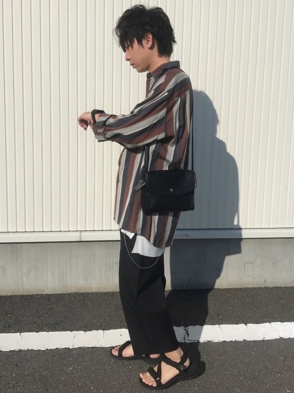 「夏セールで買いました、休日スタイル、GU、ストライプシャツ、ワイドパンツ、スポーツサンダル、黒、秋のコーデ、サコッシュ、おしゃれさんと繋がりたい」｜「USEDのアイテム（シャツ/ブラウス、ブラウン系）」を使った、KAK-KUN(相互フォロー)さん（メンズ・168cm）の夏コーディネートの1枚目の写真