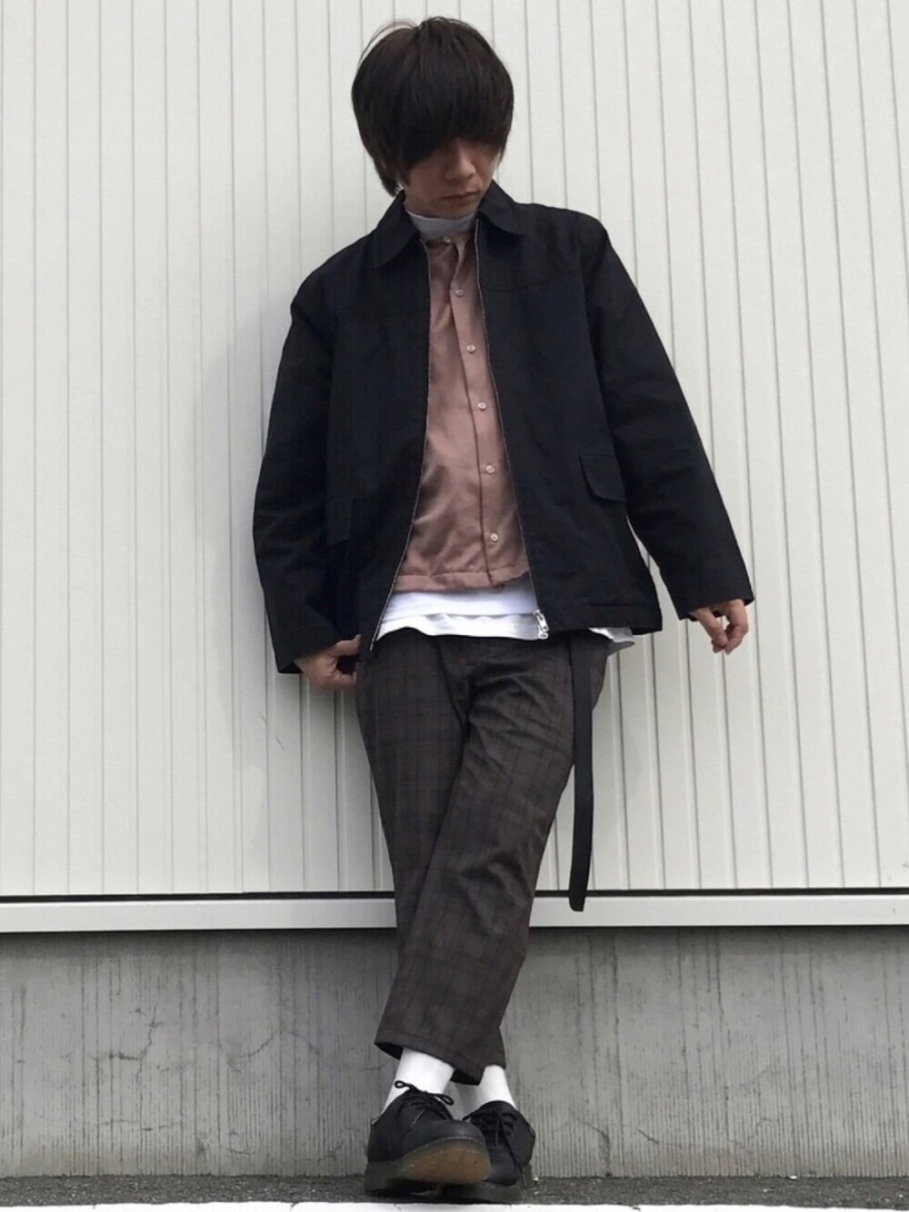 ブラック系のブルゾン、ホワイト系のTシャツ/カットソー、ホワイト系のTシャツ/カットソーを着用したメンズの秋コーディネートの1枚目の写真