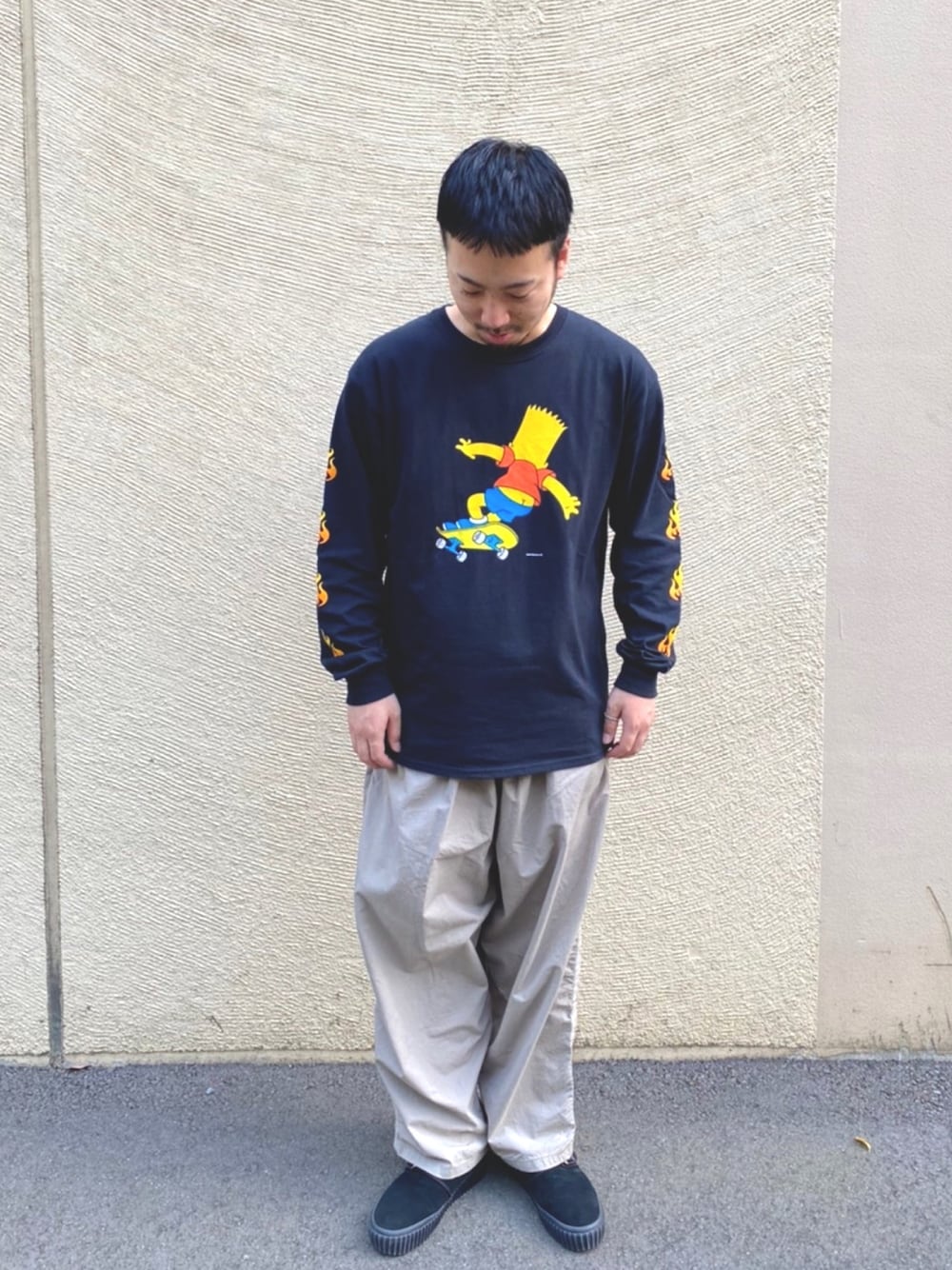 「シンプソンズ、ciaopanic、GOOD OL' 、プリントT、袖プリント、ロンT、ワイドパンツ、ビッグシルエット、ストリート、ストリートMIX」｜「GOOD OL'の【GOOD OL'/グッドオル】The simpsons Back Skate Tee/シンプソンズ プリントTシャツ（Tシャツ/カットソー、ブラック系）」を使った、takushutoさん（メンズ・173cm）の春コーディネートの1枚目の写真