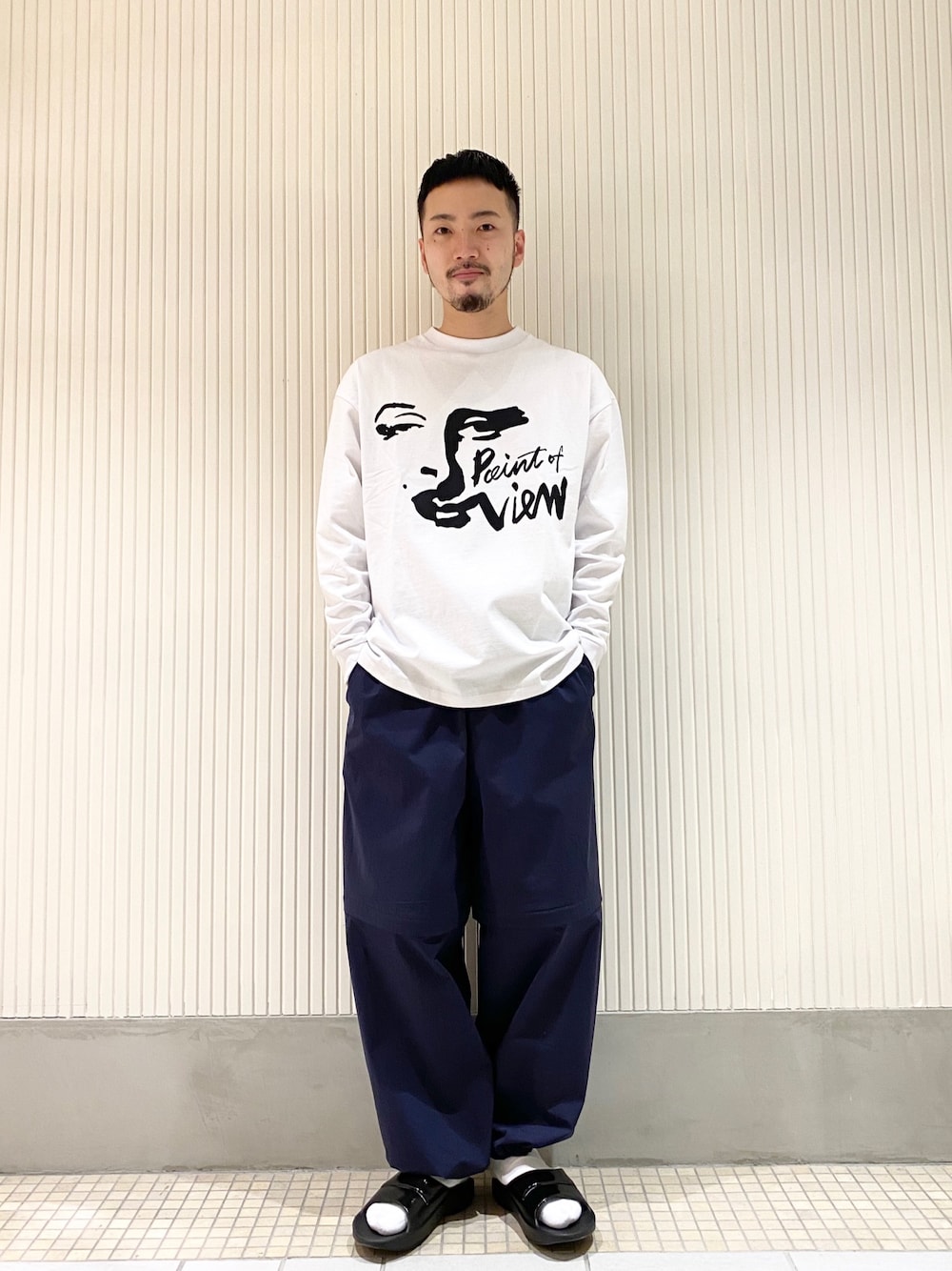 ホワイト系のTシャツ/カットソー、ブルー系のその他パンツを着用したメンズの春コーディネートの1枚目の写真