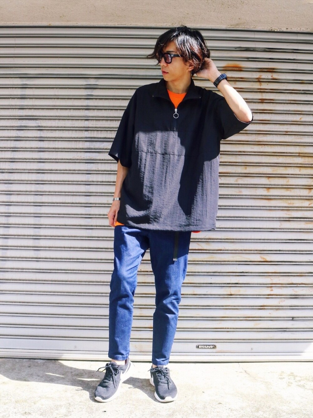 ブラック系のTシャツ/カットソー、オレンジ系のTシャツ/カットソー、ブルー系のその他パンツを着用したメンズの春コーディネートの1枚目の写真